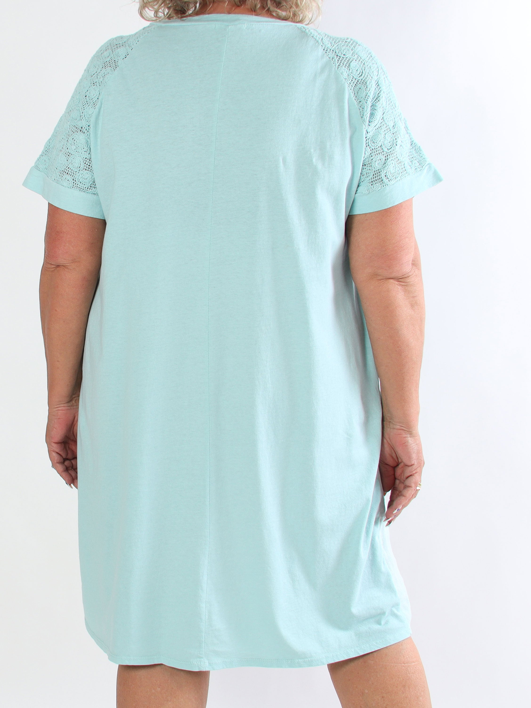Taima - Plus size kjole i bomuldsblanding med broderet ærmer og lommer
